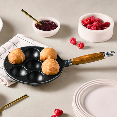 Le Creuset støbejern æbleskivepande med træhåndtag 20 cm matte black