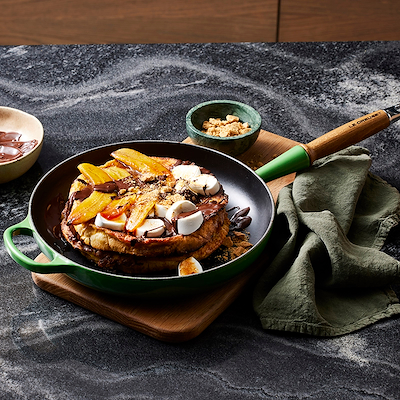 Le Creuset Signature støbejern stegepande med træhåndtag Ø28 cm bamboo green