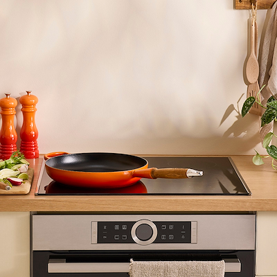 Le Creuset Signature støbejern stegepande med træhåndtag Ø28 cm volcanic