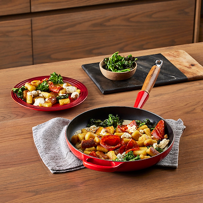 Le Creuset Signature støbejern stegepande med træhåndtag Ø 28 cm cerise