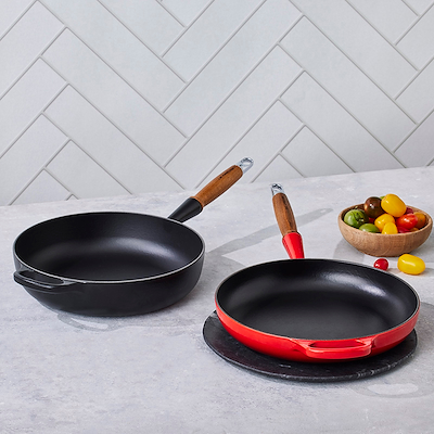 Le Creuset Signature støbejern stegepande med træhåndtag Ø 28 cm cerise