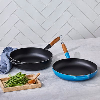 Le Creuset Signature støbejern stegepande med træhåndtag Ø28 cm azure