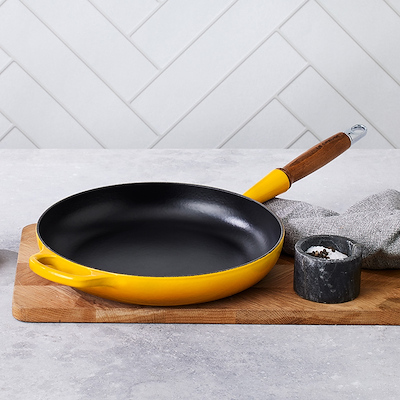 Le Creuset Signature støbejern stegepande med træhåndtag Ø 28 cm nectar