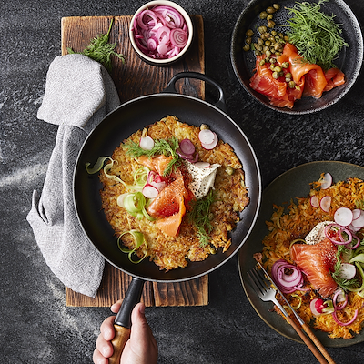 Le Creuset Signature stegepande Ø 28 cm med træhåndtag bleu riviera