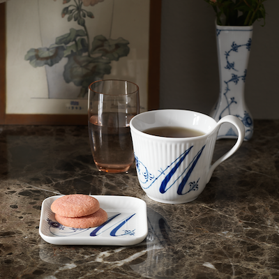 Royal Copenhagen Alfabet krus M blå 33 cl