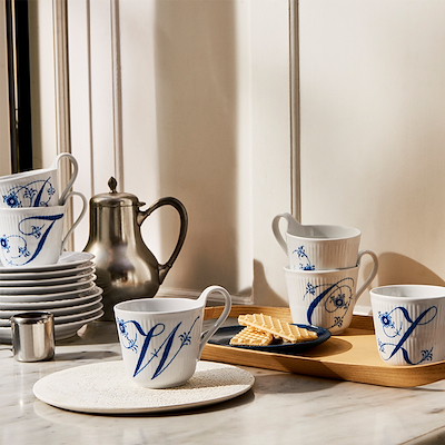 Royal Copenhagen Alfabet krus T blå 33 cl