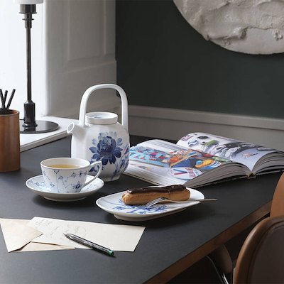 Royal Copenhagen Blomst tekande Træpeon blå 1 liter