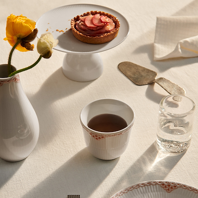 Royal Copenhagen Hvid Riflet fad på fod 20 cm