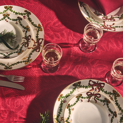 Royal Copenhagen Stjerne Riflet dug rød 145x320 cm