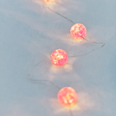 Sirius Maja kugle lyskæde lyserød med 20 LED lys