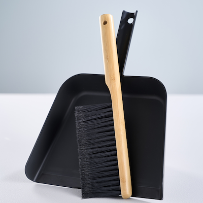 Fejebakke med kost bambus sort