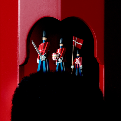 Kay Bojesen Menig med Gevær malet bøg rød 22,5 cm