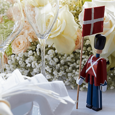 Kay Bojesen Fanebærer mini træfigur rød
