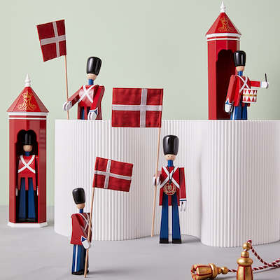 Kay Bojesen Figurines Fanebærer træfigur rød H 29,5 cm