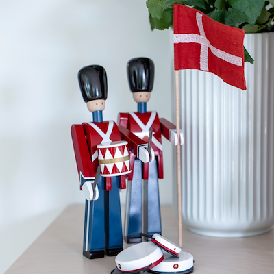 Kay Bojesen Figurines Fanebærer træfigur rød H 29,5 cm