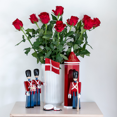 Kay Bojesen Figurines Fanebærer træfigur rød H 29,5 cm