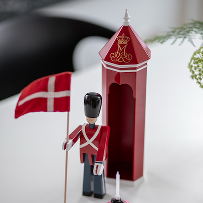 Kay Bojesen Figurines Fanebærer træfigur rød H 29,5 cm