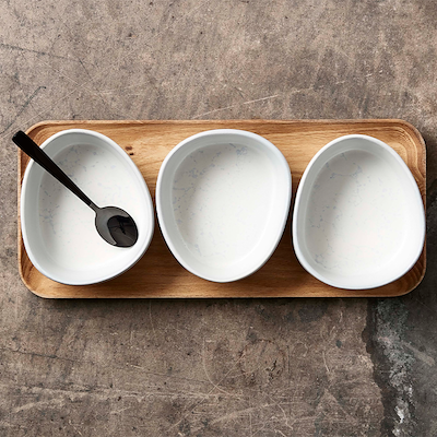 Aida RAW Arctic White Organic miniskåle 3 stk med bakke af teaktræ