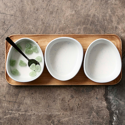 Aida RAW Arctic White Organic miniskåle 3 stk med bakke af teaktræ