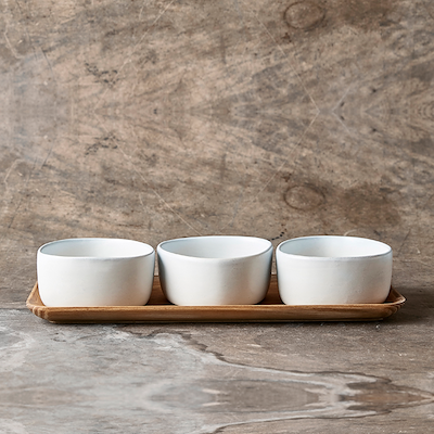 Aida RAW Arctic White Organic miniskåle 3 stk med bakke af teaktræ