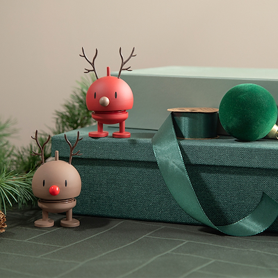 Hoptimist Soft Reindeer Bumble rød 9,2 cm