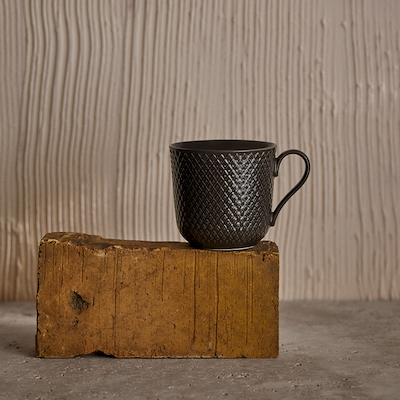 Lyngby Porcelæn Rhombe Earth krus med hank 39 cl slate