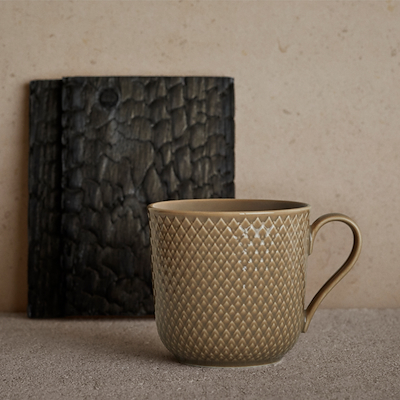 Lyngby Porcelæn Rhombe Earth krus med hank 39 cl clay