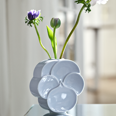 Lyngby Porcelæn Flower stedmoderblomst vase lyseblå H 17 cm