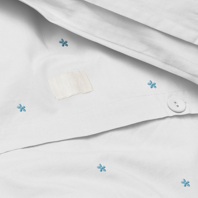 Juna Daisy sengetøj hvid/lyseblå 140x200 cm