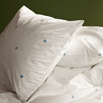 Juna Daisy sengetøj hvid/lyseblå 140x200 cm