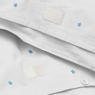 Juna Daisy sengetøj hvid/lyseblå 140x220 cm