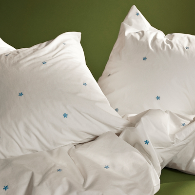 Juna Daisy sengetøj hvid/lyseblå 140x220 cm