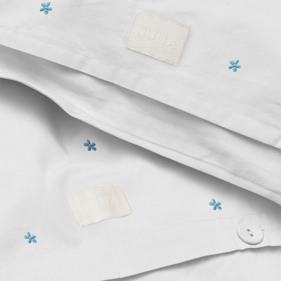Juna Daisy sengetøj hvid/lyseblå 200x220 cm