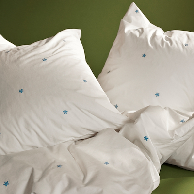 Juna Daisy sengetøj hvid/lyseblå 200x220 cm