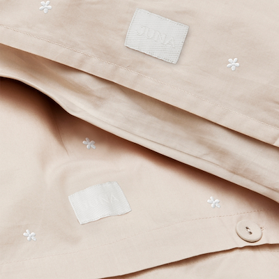 Juna Daisy sengetøj sand/hvid 140x200 cm