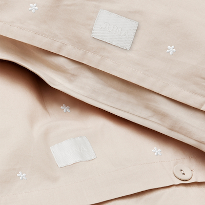 Juna Daisy sengetøj sand/hvid 140x220 cm