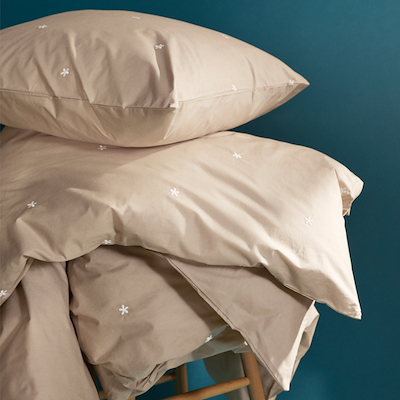 Juna Daisy sengetøj sand/hvid 140x220 cm