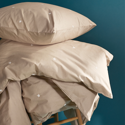 Juna Daisy sengetøj sand/hvid 200x220 cm