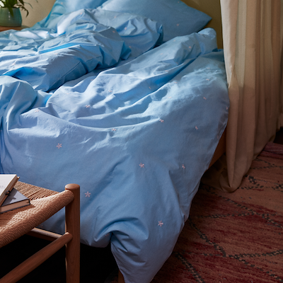 Juna Daisy sengetøj lyseblå/hvid 140x200 cm