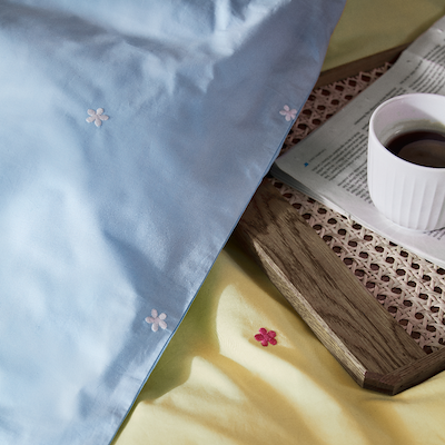 Juna Daisy sengetøj lyseblå/hvid 140x220 cm