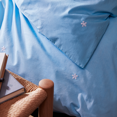Juna Daisy sengetøj lyseblå/hvid 200x220 cm