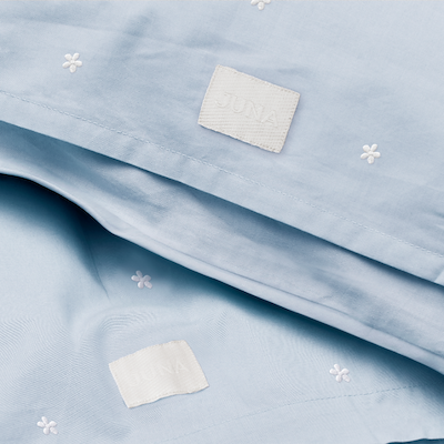 Juna Daisy baby sengetøj lyseblå/hvid 70x100 cm
