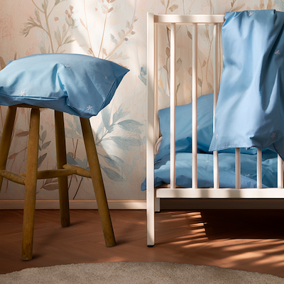 Juna Daisy baby sengetøj lyseblå/hvid 70x100 cm