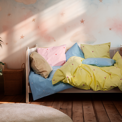 Juna Daisy baby sengetøj lyseblå/hvid 70x100 cm