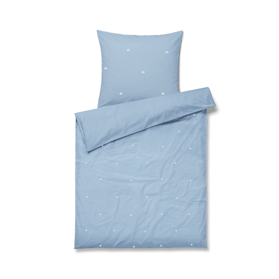 Juna Daisy baby sengetøj lyseblå/hvid 70x100 cm