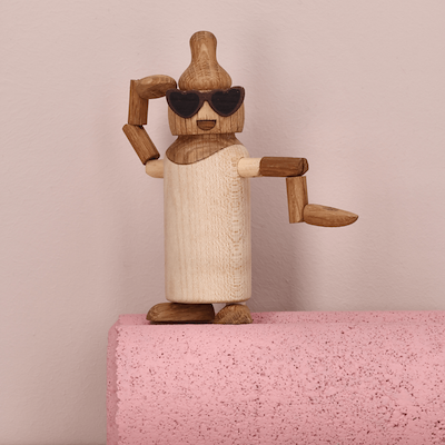 Spring Copenhagen Woodies Billie Baby Bottle træfigur H11,6 cm