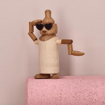 Spring Copenhagen Woodies Billie Baby Bottle træfigur H11,6 cm