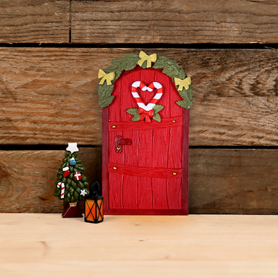Det Gamle Apotek nissedør med julestok rød H 15 cm