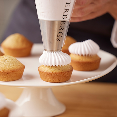 Blomsterbergs kagefad på fod 22 x 8,8 cm hvi