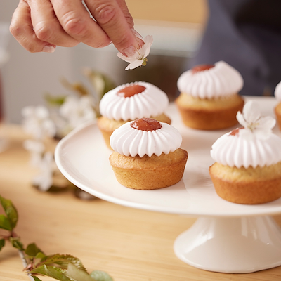 Blomsterbergs kagefad på fod 22 x 8,8 cm hvi